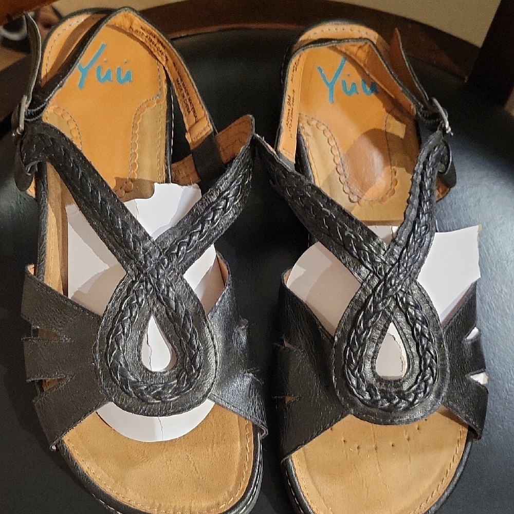Yuu Black Sandals with Braided Design